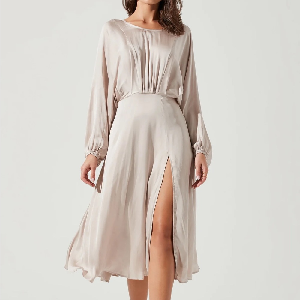 Astr the label MARIN DOLMAN SLEEVE MIDI DRESS - champagne